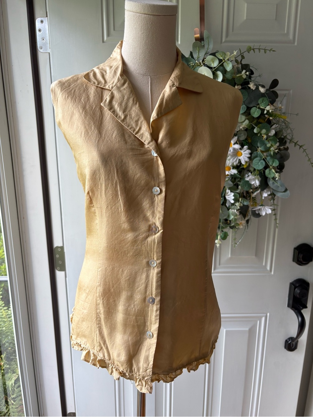 Anne Carson Sleeveless Button-Front Blouse in Warm Tan
